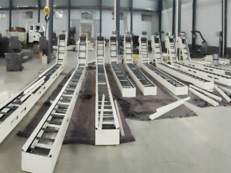 Hinged belt type chip conveyor